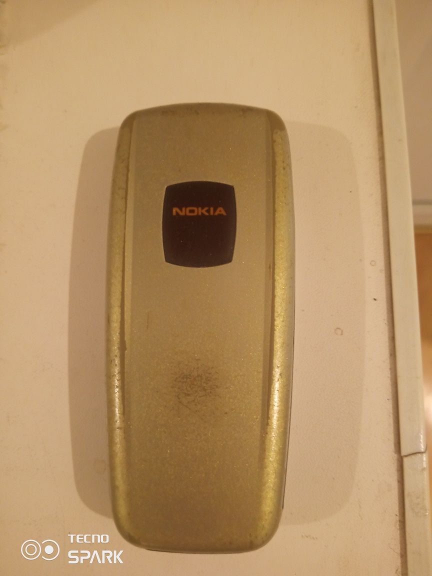 Мобильный телефон Nokia 2600.