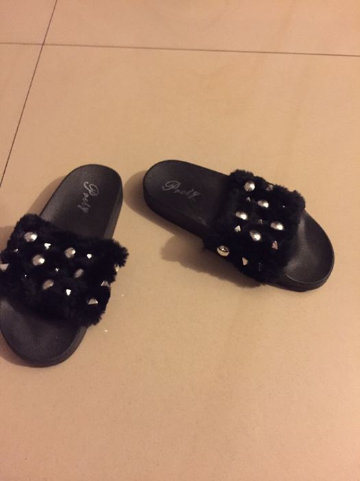 Klapki z cekinkami i puszkiem