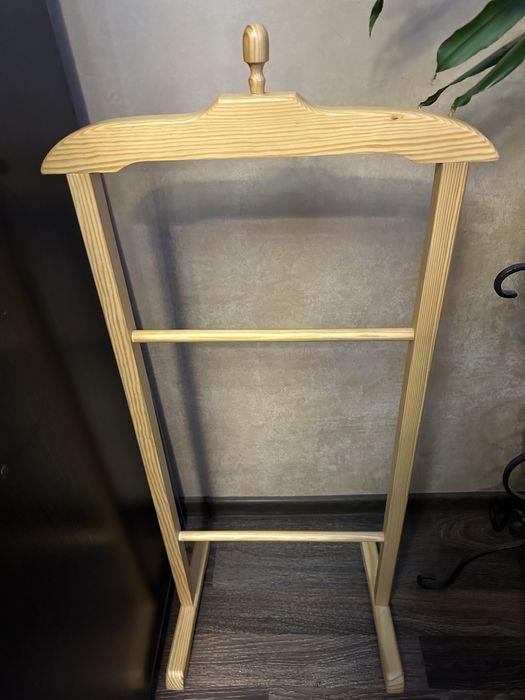 Вішалка, стійка для одягу.