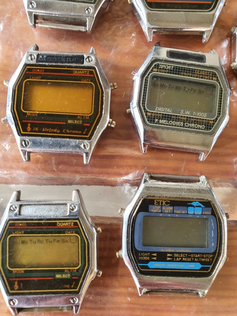 Zegarki elektroniczne z melodyjkami.