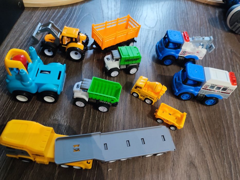 Zestaw autek, laweta, betoniarka, koparka, traktor, wywrotka