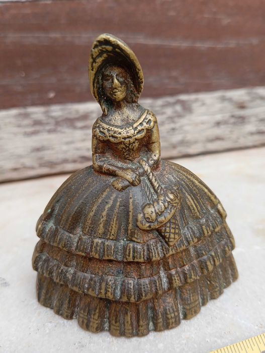 Campainha "dama antiga", em bronze, e guizo em bronze