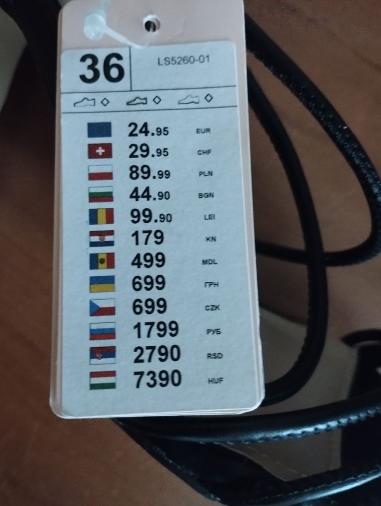 Czarne sandały na obcasie