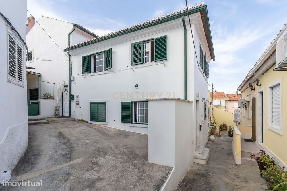 Moradia Unifamiliar com Duplo Apartamento – Potencial Elevado para Arr