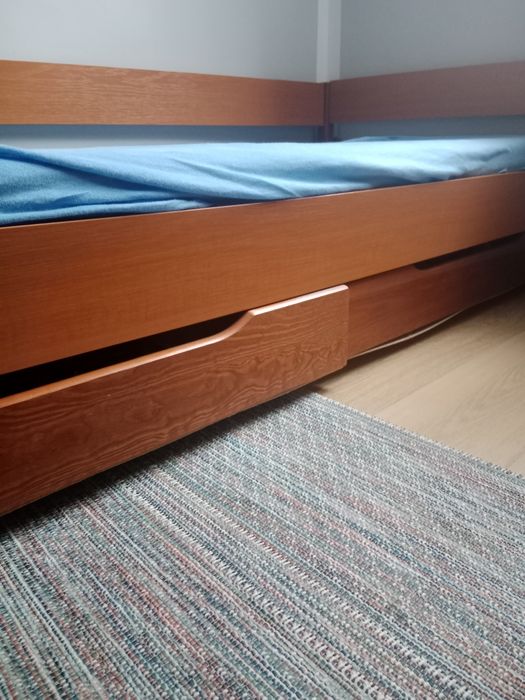 Łóżko drewniane z szufladami i barierką