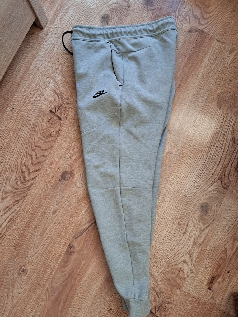 Dresy Nike Tech FLEECE r.S jak Nowe męskie/ młodzieżowe