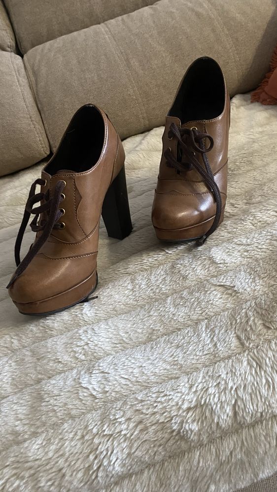 Botas em pele salto alto