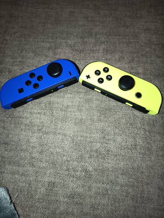 Par de Joy-Cons - Azul e amarelo 

Em per