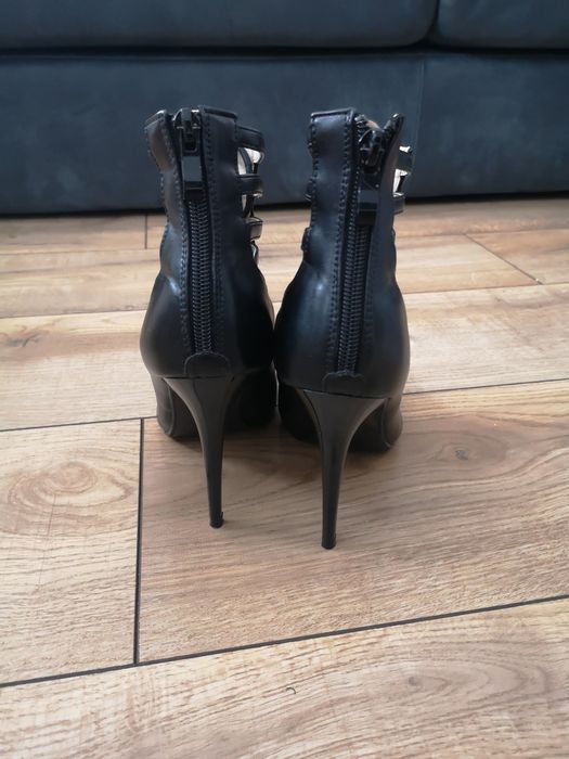 Buty na obcasie czarne, sznurowane, z zamkiem