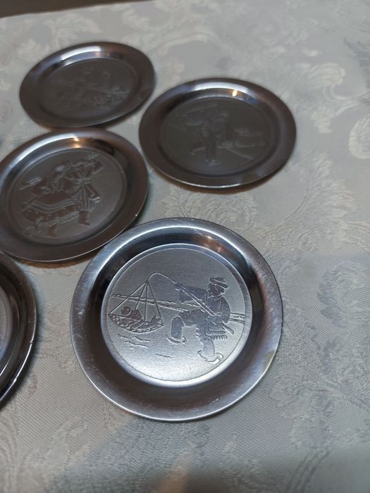 ZESTAW KOLEKCJONERSKI, 6 Metalowych Podstawek z Folklorem