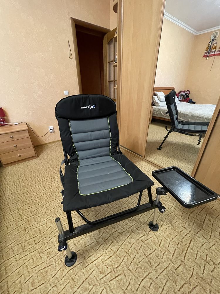 Фідерне крісло зі столиком Matrix Deluxe Accessory Chair