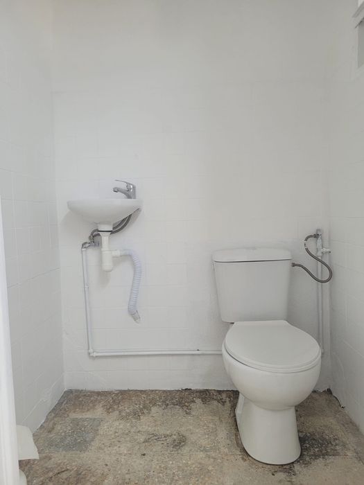 Espaço comercial/Loja - 40m2 com casa de banho e acesso direto a rua