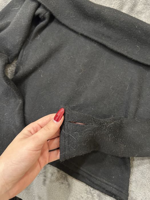 Тепла кофта зі спущеними плечима