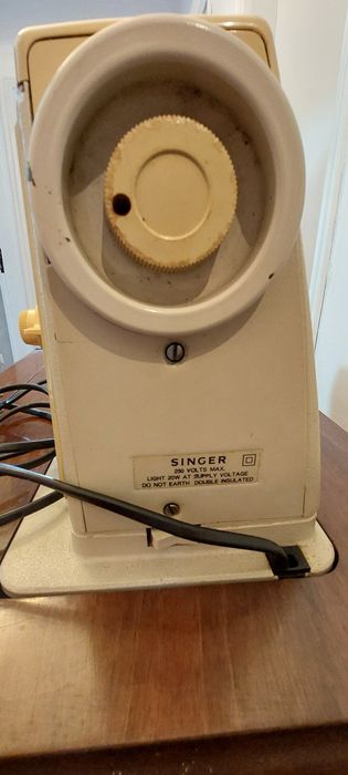 Máquina de costura e de bordar elétrica, Singer com móvel