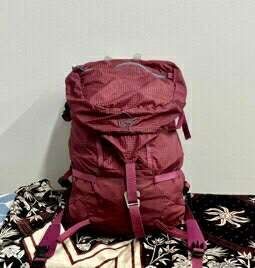 Norrøna Falketind plecak trekkingowy 30L 
kolor:bordo róż
Stan:bardzo