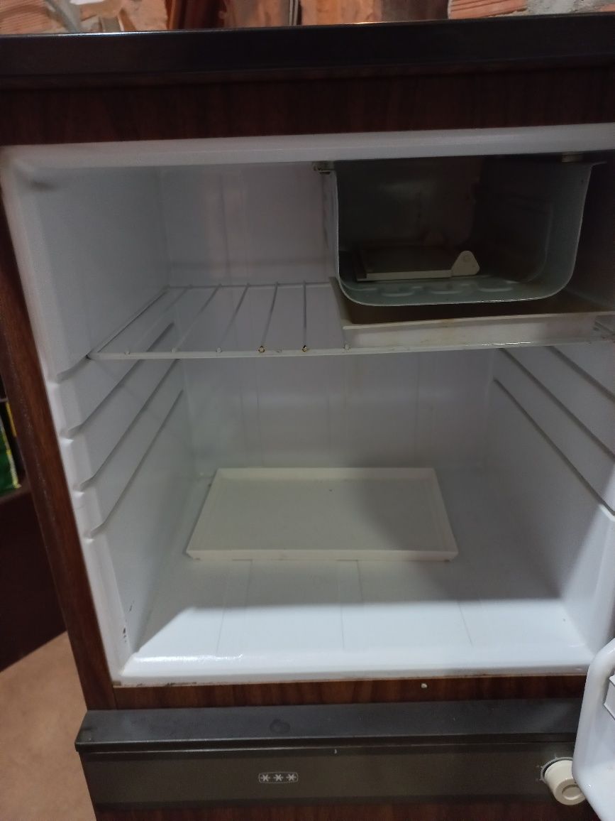 Frigorífico pequeno de cor castanho