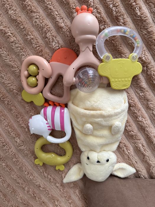 Дитячий одяг (пляшечки, іграшки та памперси у подарунок)