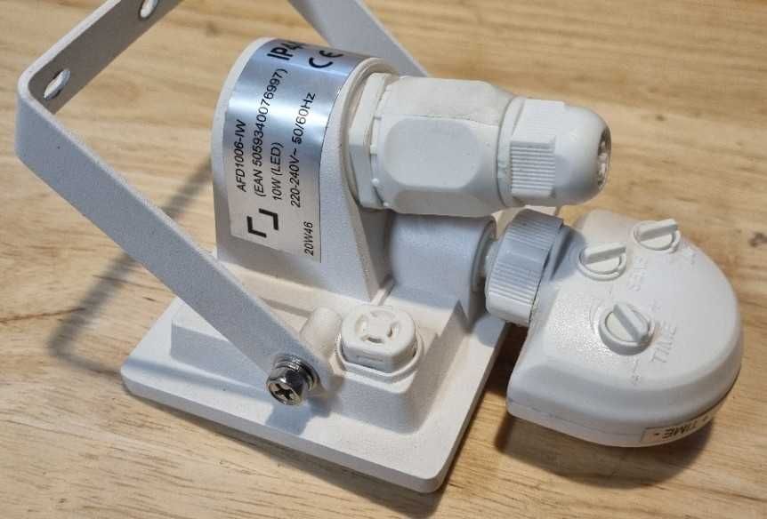 Lampa LED 10W - naświetlacz garażowy z czujnikiem ruchu