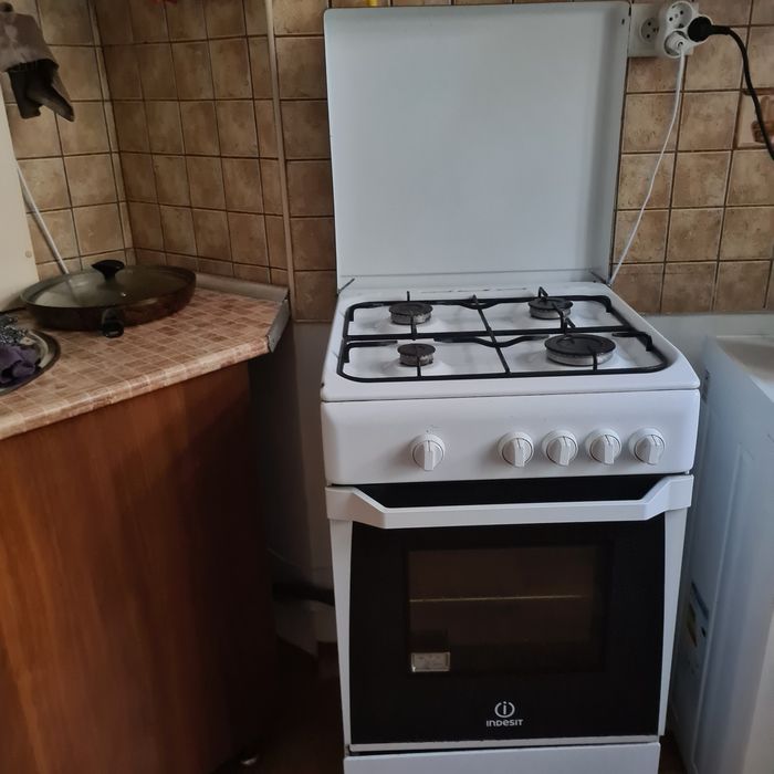 Продаю надійну газову плиту Indesit CIS6G2(W)UA (Італія). б/у