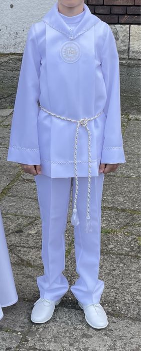 Alba komunijna ze stójką dla szczupłego chłopca o wzroście ok. 134 cm