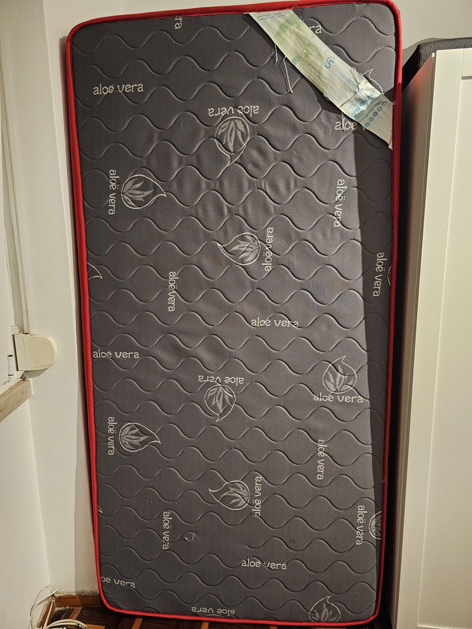 Roupeiro 3 portas com espelho e cama de solteiro