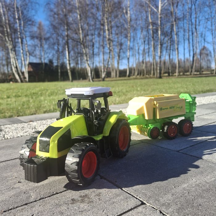 Traktor kostkarka do słomy zabawka