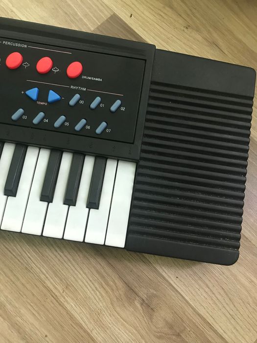 Синтезатор Miles 3738 не робочий