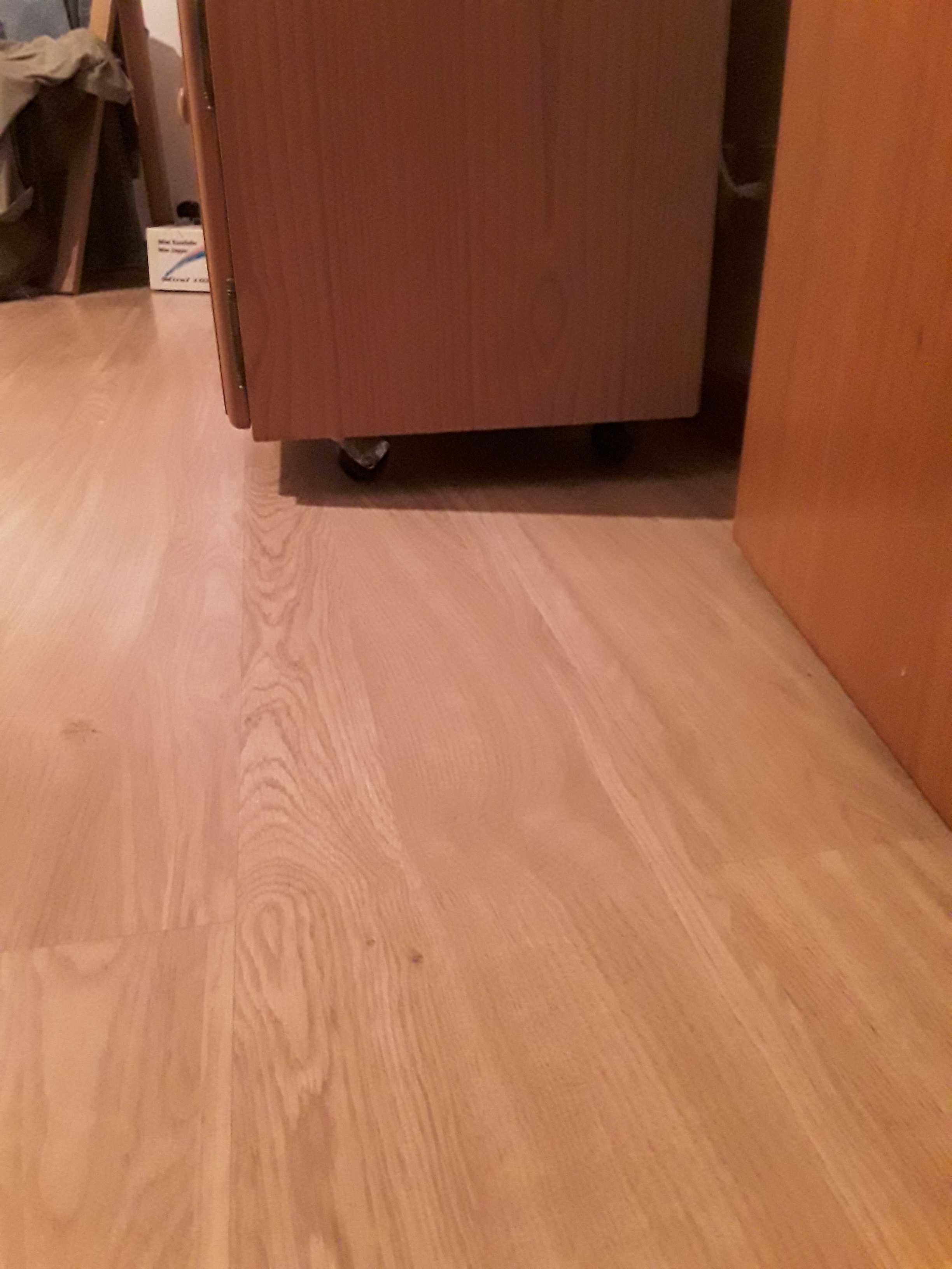 Comoda em pinho maciço com rodas