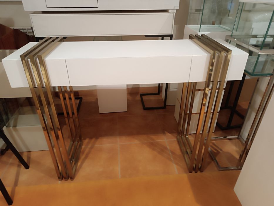 Consola com pés em inox
