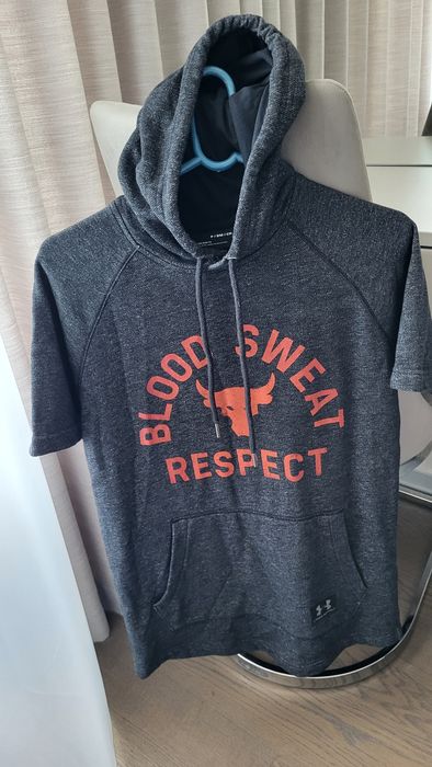 Продам кофту с коротким рукавом  Under Armour