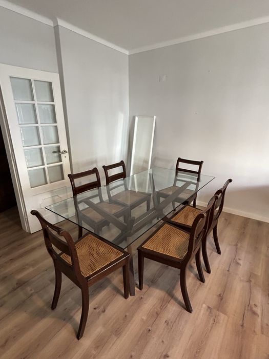 Mesa de Vidro com pés de Madeira e 6 Cadeiras