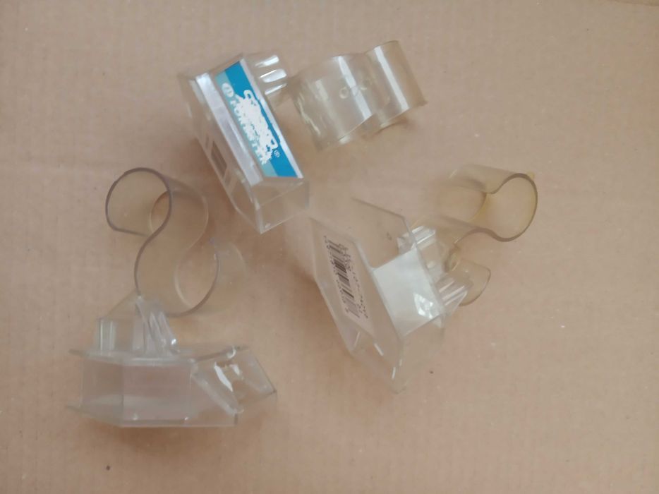 3 пласмасові підставки для прикрас одним лотом