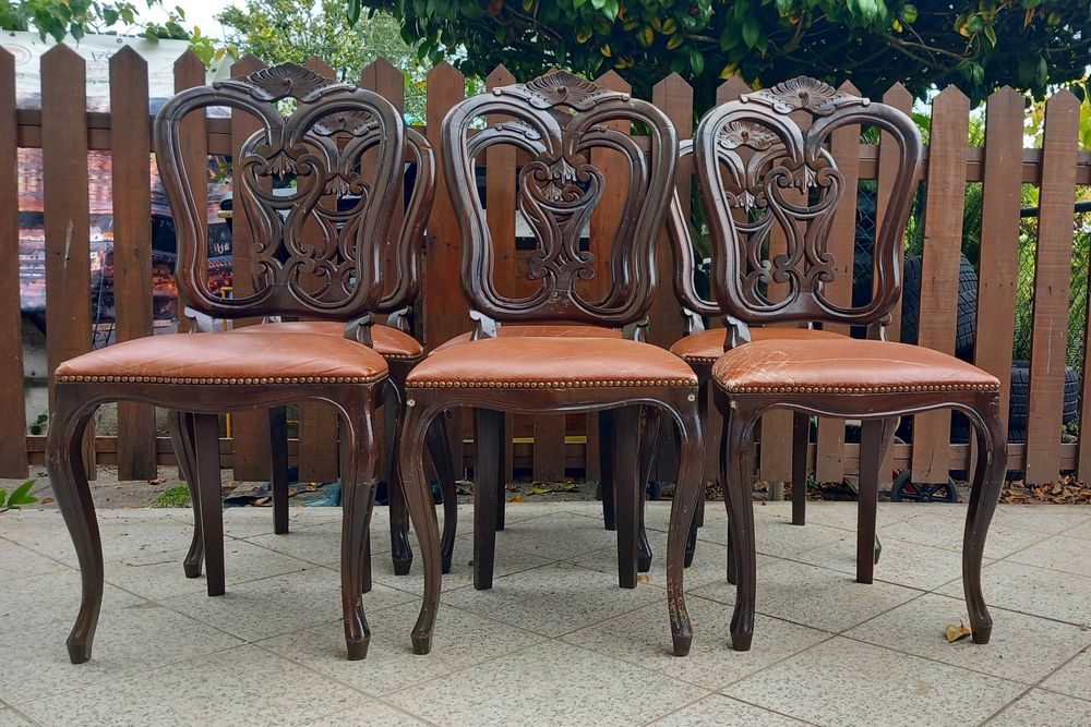 Conjunto de 7 cadeiras de madeira e estofo de couro