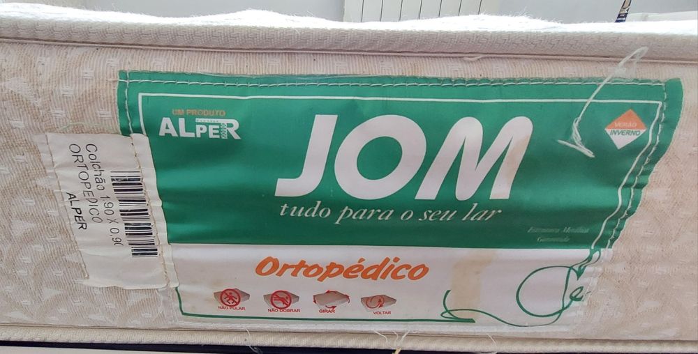 Cama Single de madeira com estrado e colchão ortopédico