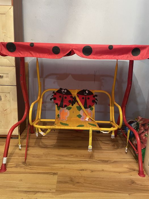 Beżowa huśtawka ogrodowa dla dzieci z metalowym stelażem