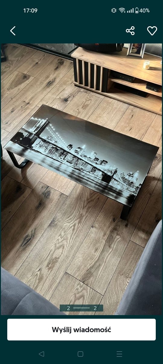 Szklany stolik kawowy w stylu loft z widokiem NY.