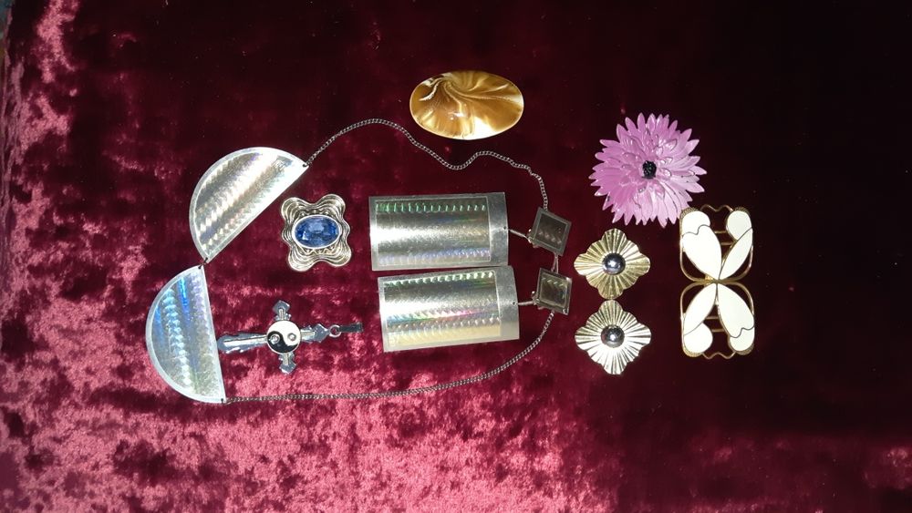 Продам чешську біжутерію.