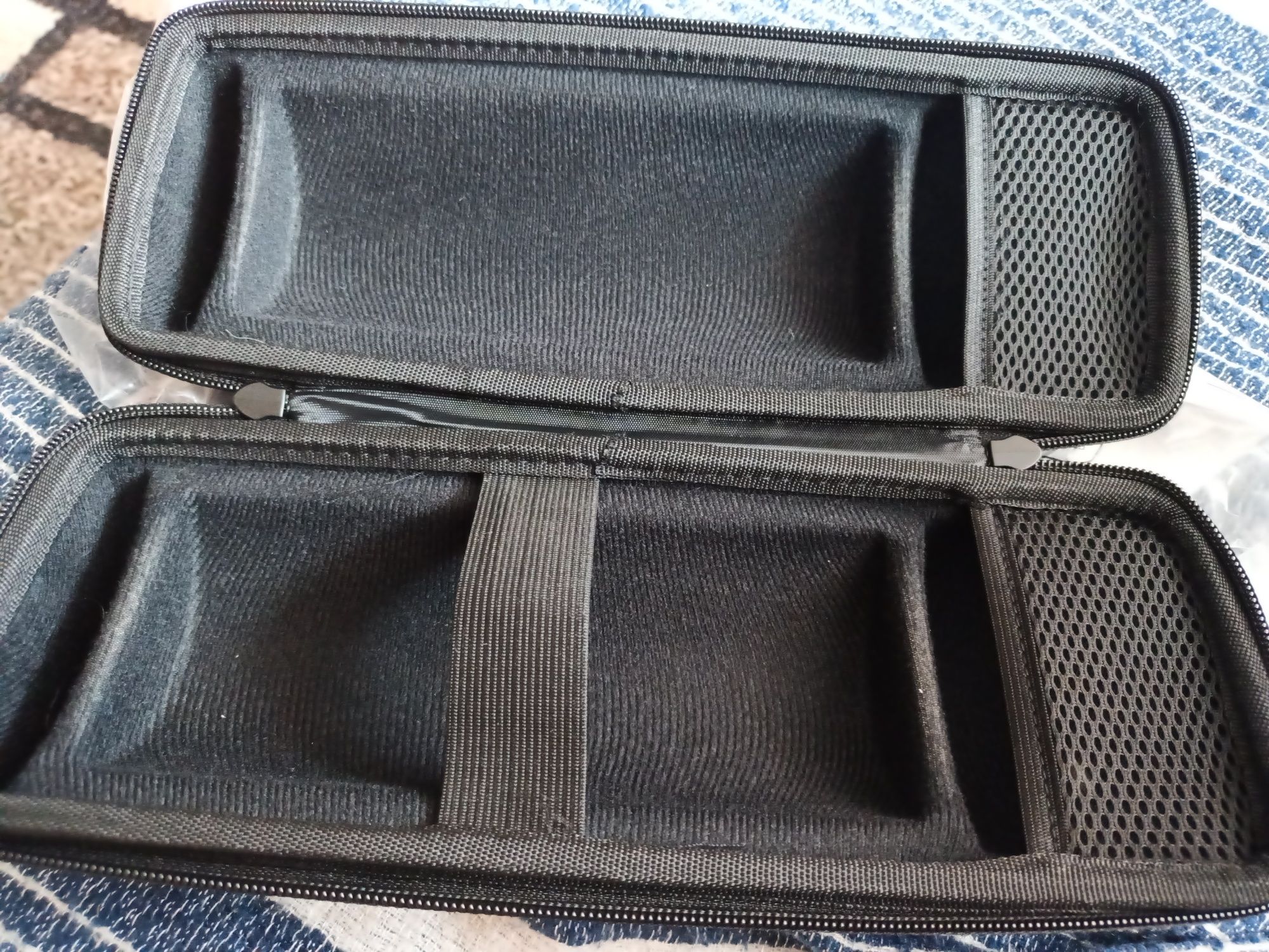 Etui na mniejszy głośnik z miejscem na słuchawki ładowarki itp.