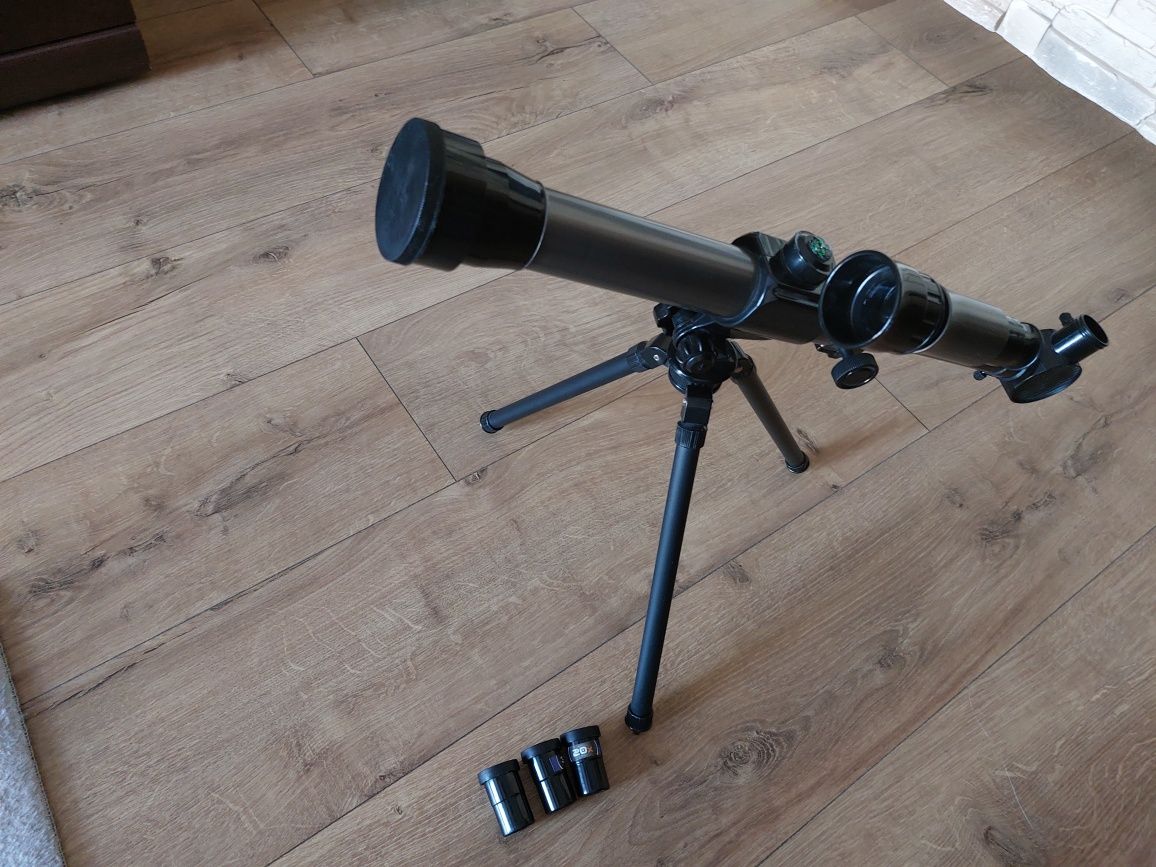 Teleskop astronomiczny z podstawka