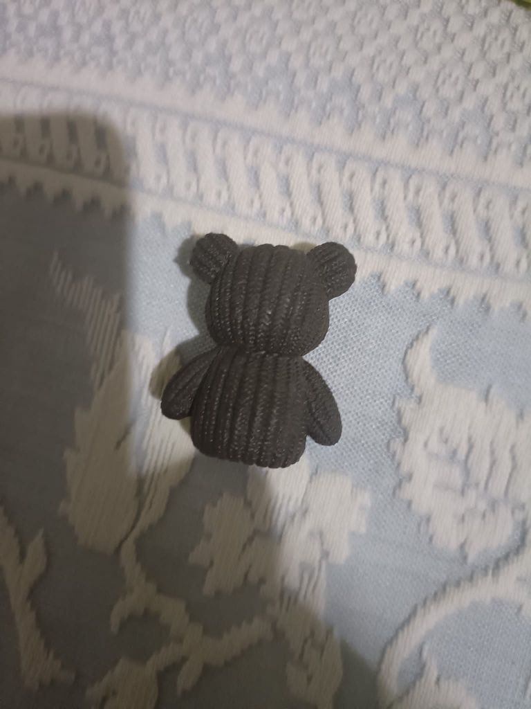 Urso pequeno de borracha cor preto ( Portes grátis)