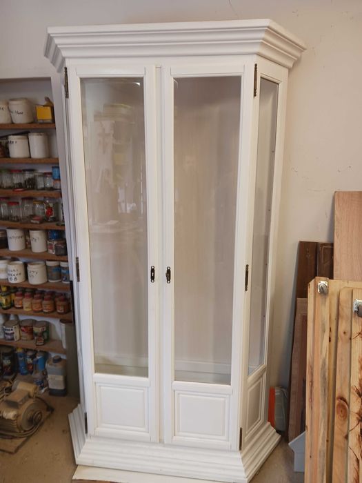 witryna przeszklona biała