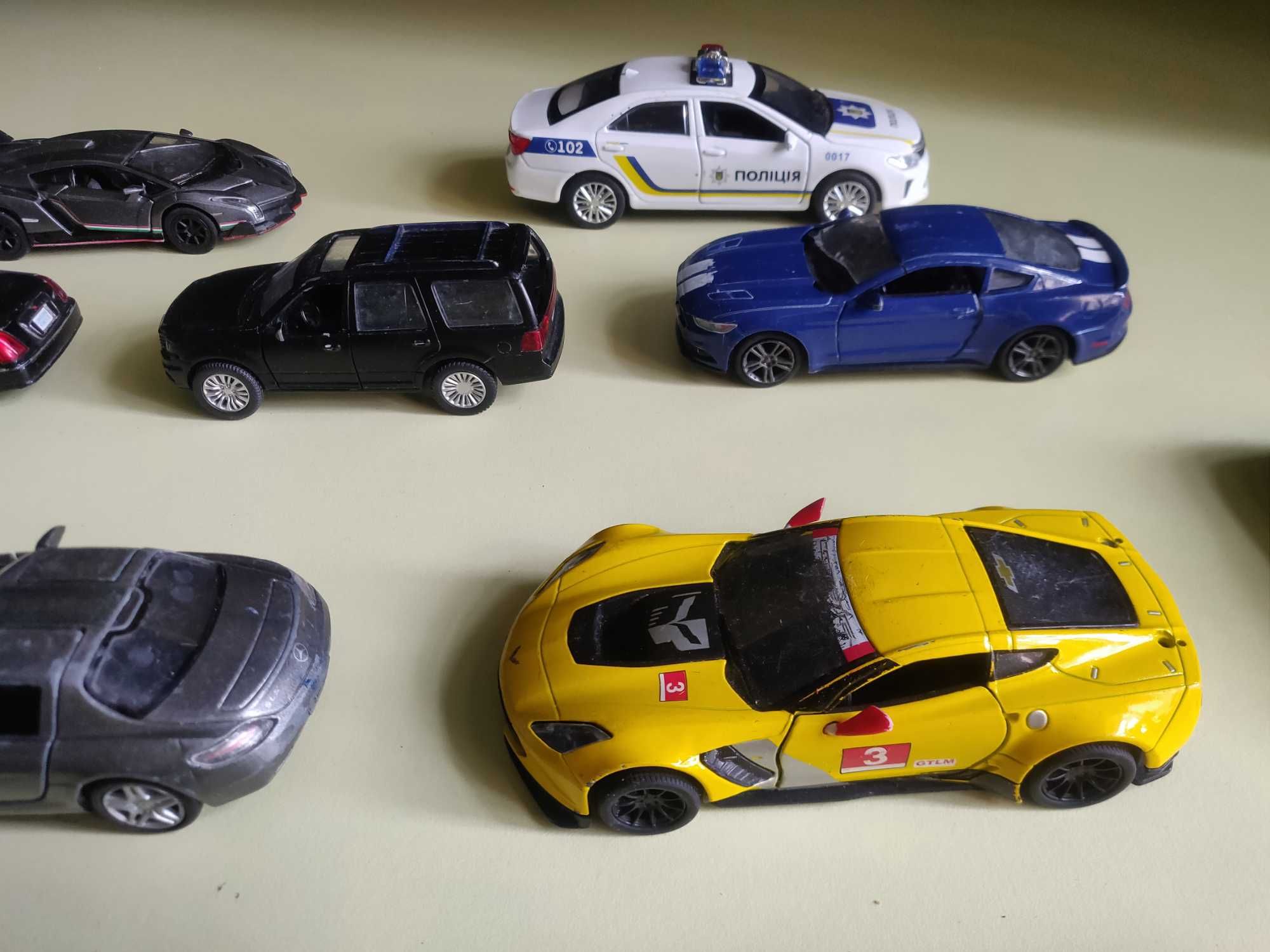 Машинки іграшки колекційні
