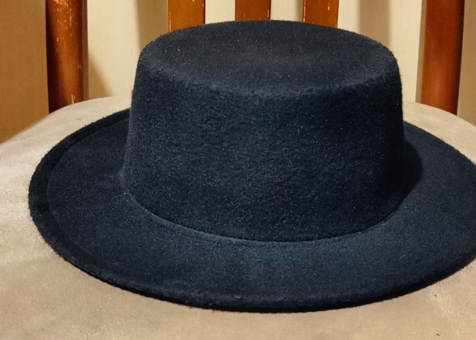 Шляпа черная
размер 57
можно для карнавала