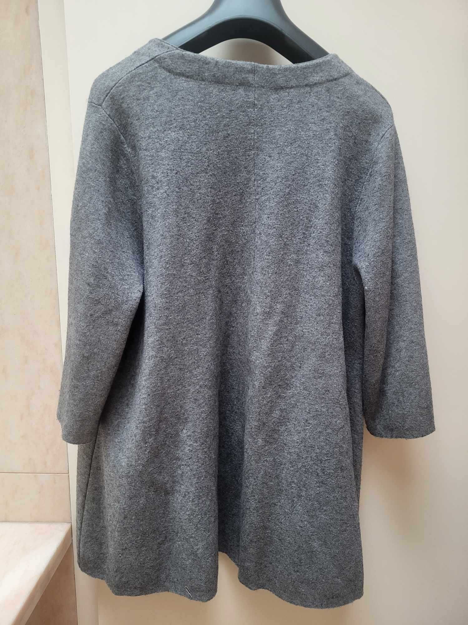 Casaco Comprido Cinza com Pompom Preto