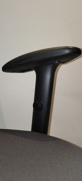 Młodzieżowe krzesło/fotel biurowy firmy OFFIX. Kolor szary, regulowany