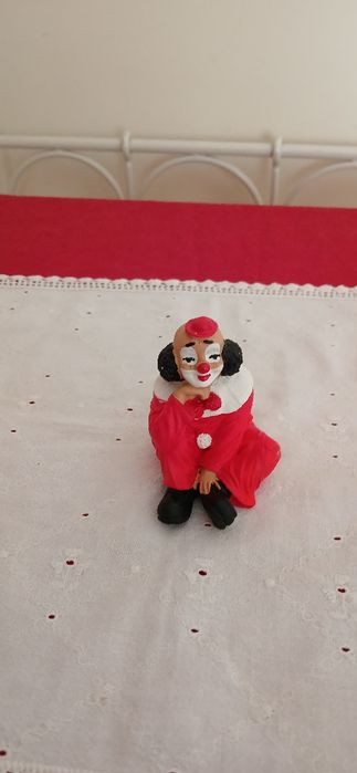 Estatueta pintada á mão