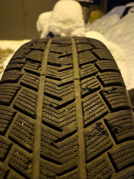 Sprzedam opony zimowe 235/65 R17