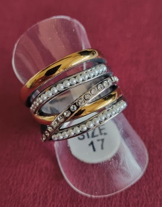 Anel bicolor, em aço, com zirconias e micropérolas. T17