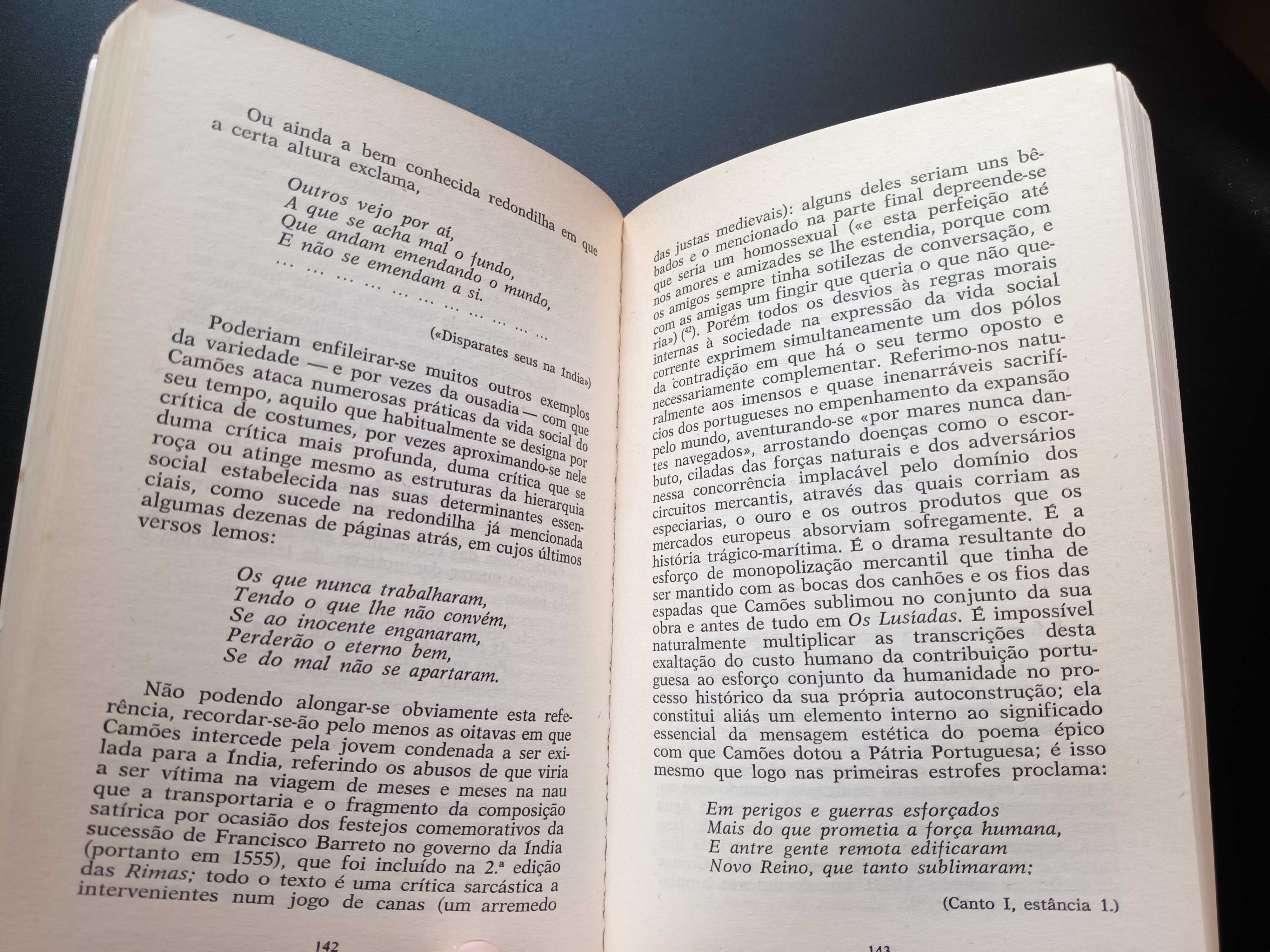 "Camões e a Sociedade do seu Tempo" por Armando Castro
