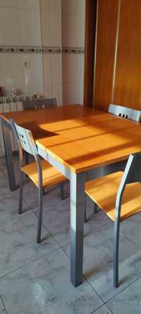 Mesa de cozinha extensível + 4 cadeiras